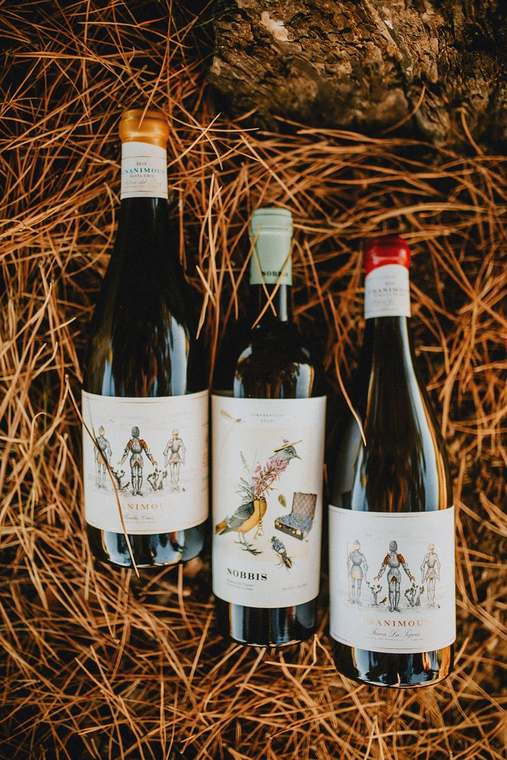 Botellas de Unanimous y Nobbis sobre pinocha